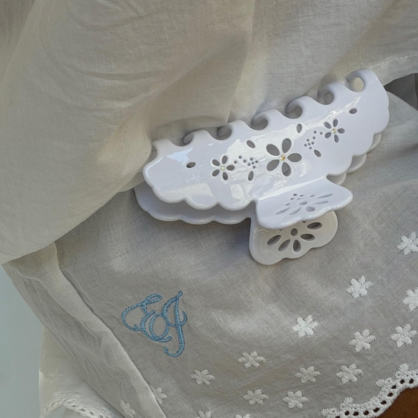 Big Effing Clip in Blanc Fleur Eyelet - 图片 2